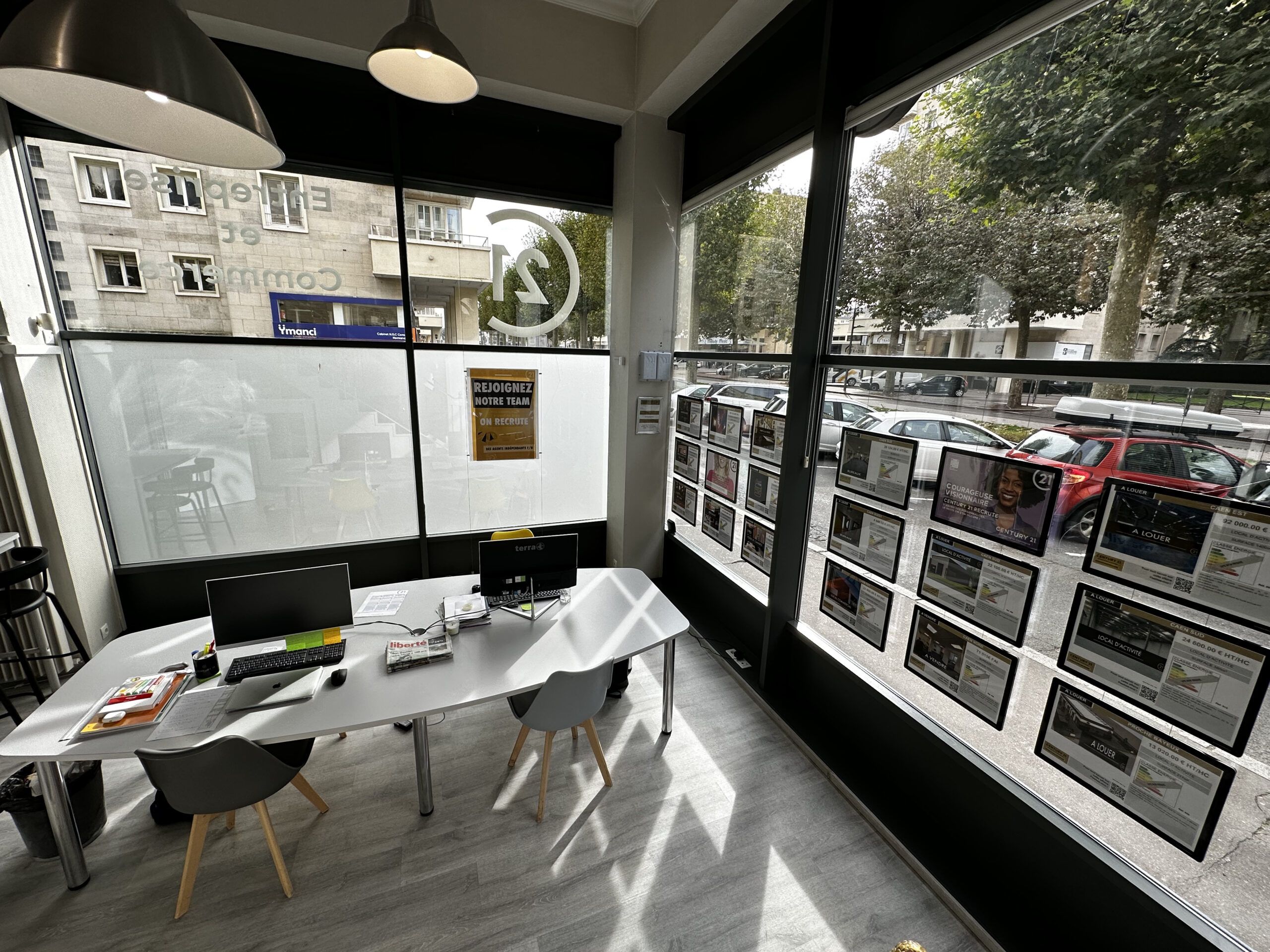 Bureau au RDC de l'agence Century 21