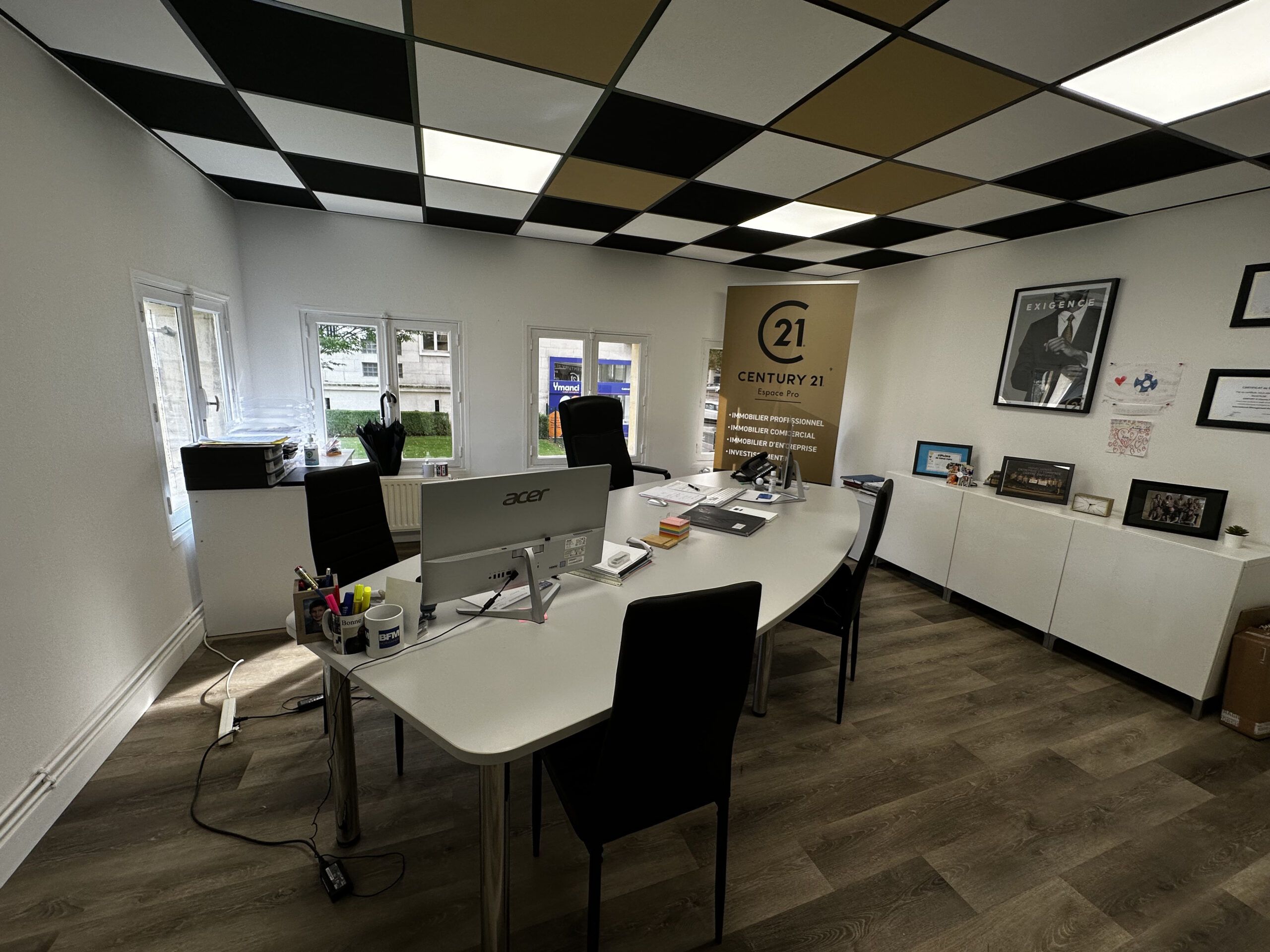 Bureau au RDC de l'agence Century 21