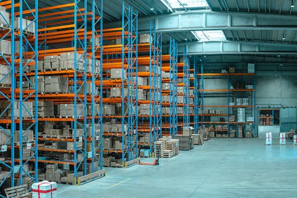 Entrepôt disponible dans un espace professionnel à Caen