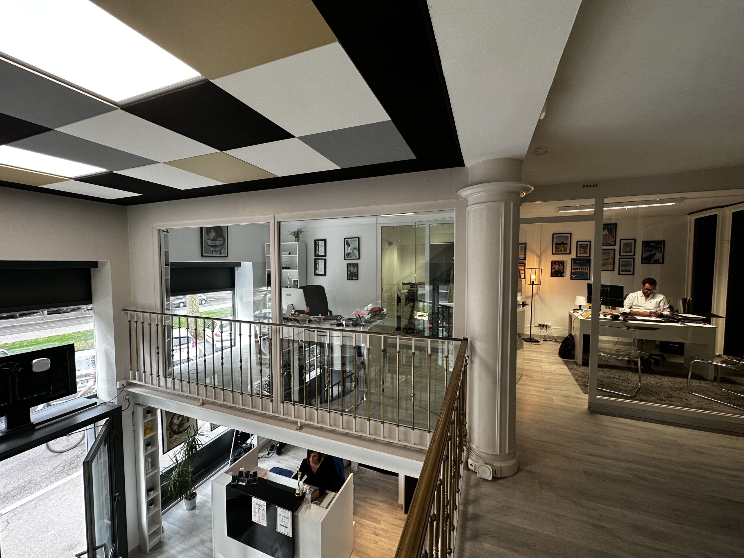 Bureau à l'étage de l'agence Century 21