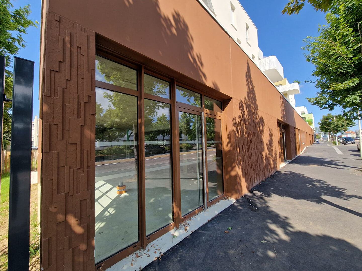 Sud de Caen – A VENDRE – cellule d’activités avec vitrine neuve 130 m²