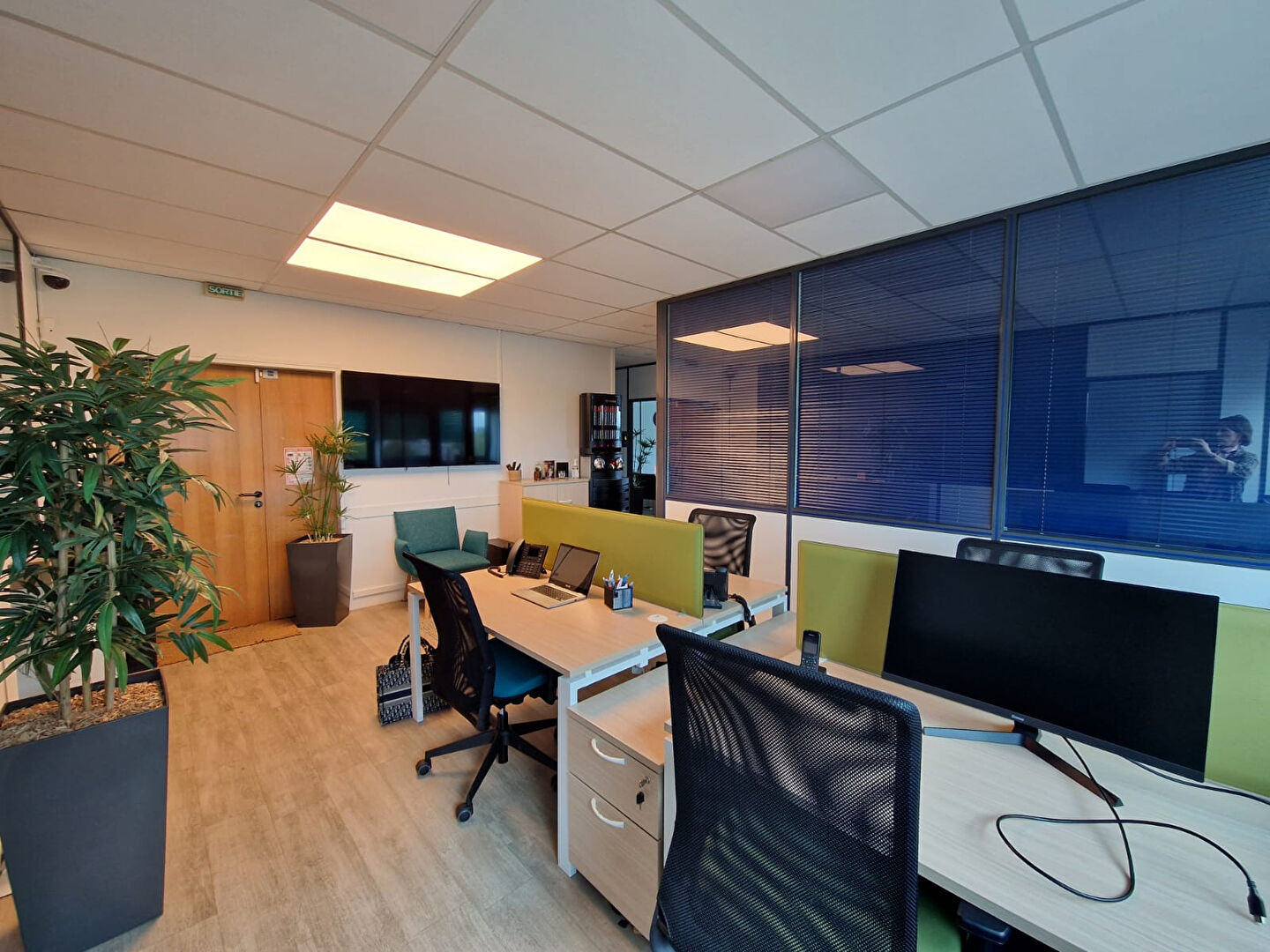 Nord de Caen – A LOUER – 121 m² de bureaux en parfait état aménagés